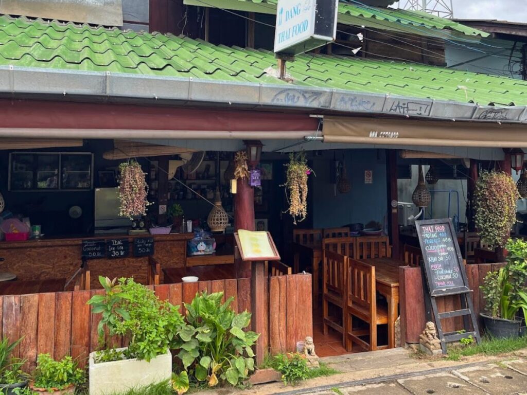 exterior of dangs thai food restaurant in pai, near walking street