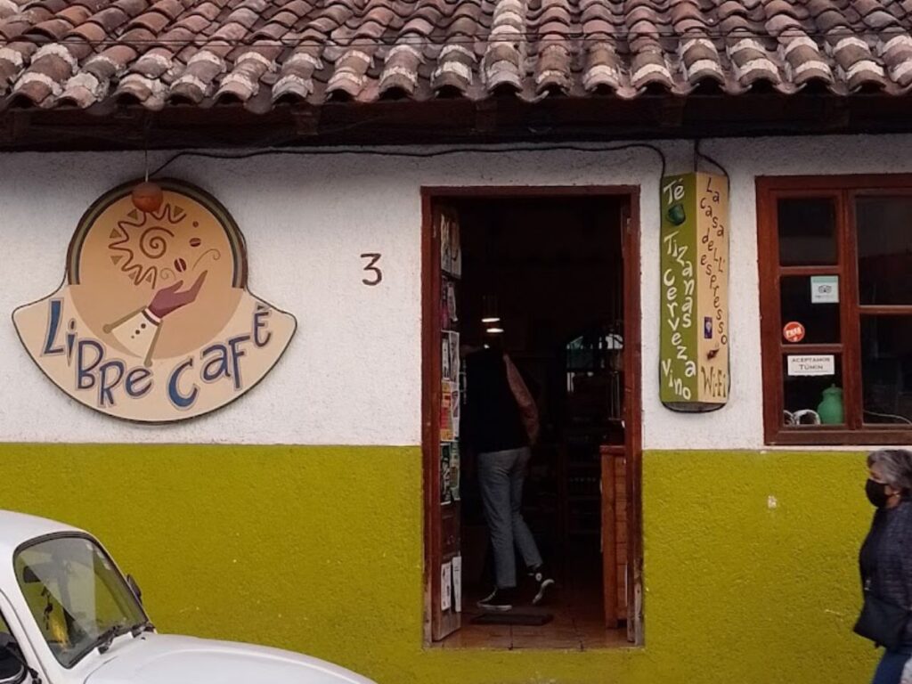 exterior and entrance to libre cafe in san cristobal de las casas