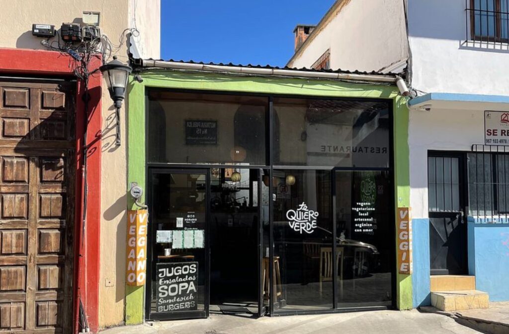 exterior and entrance of te quiero verde, a vegan and vegetarian cheap restaurant in san cristobal de las casas