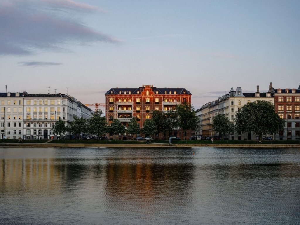 three houses reflected on to the lakes in Copenhagen