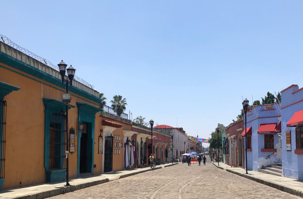 barrio de noria, street of oaxaca, colourful buildings, colonial architecture