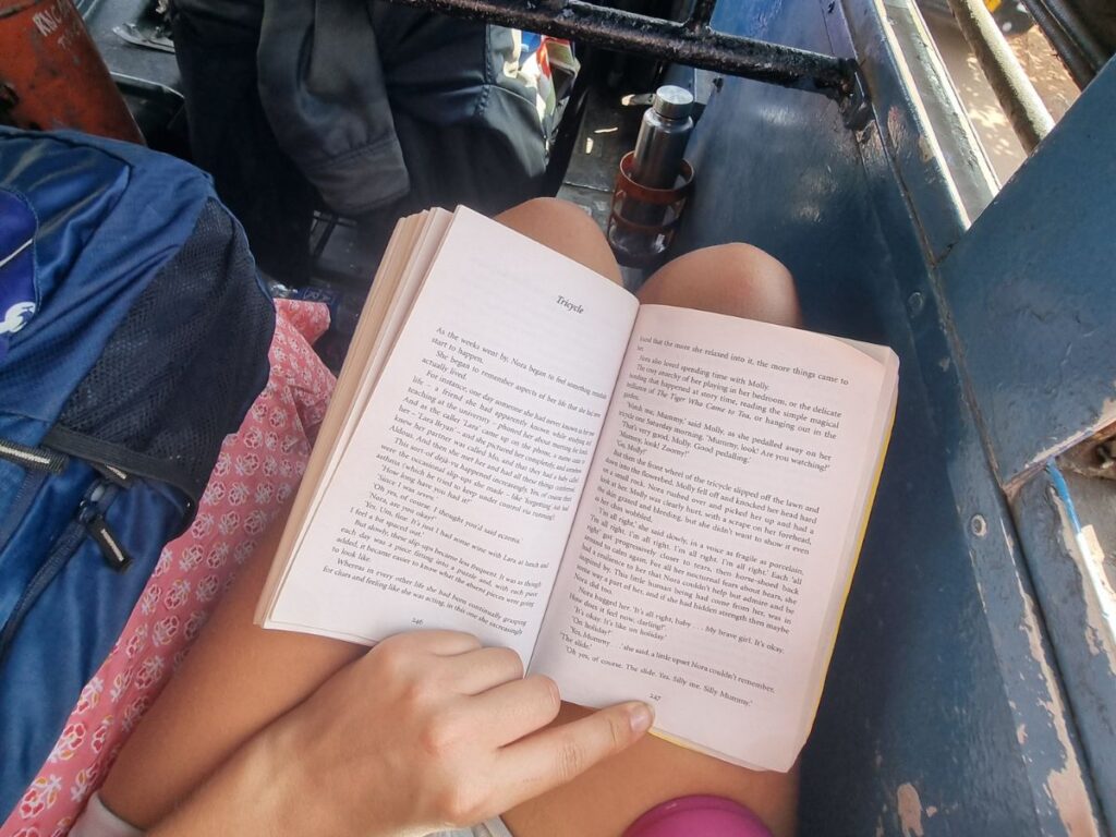 jules reading on ksrtc bus from kochi to munnar