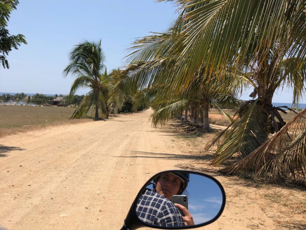 dirt track road leading to Playa Tierra Blanca off the Federal Highway 200